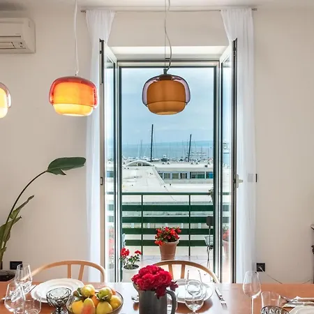 Airy Seafront 1920s Apartamento