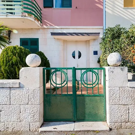 Airy Seafront 1920s Appartement *
