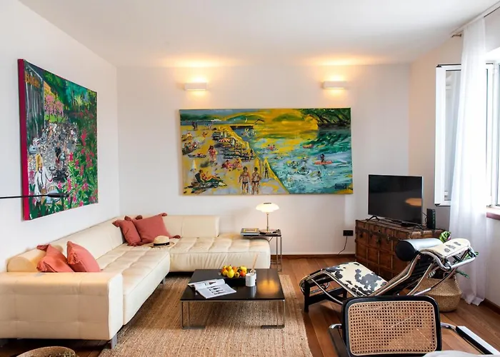 Airy Seafront 1920s Appartement
