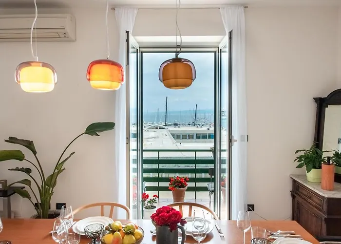 Airy Seafront 1920s Appartement