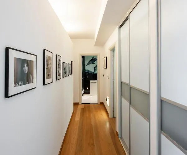 Airy Seafront 1920s Appartement