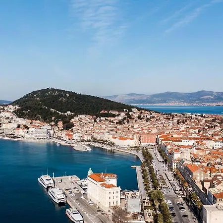 Airy Seafront 1920s 아파트