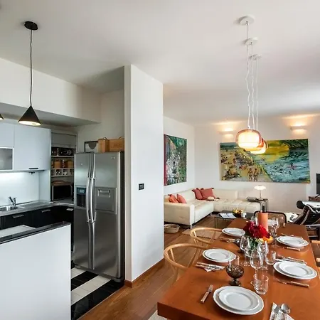 Airy Seafront 1920s Σπλιτ