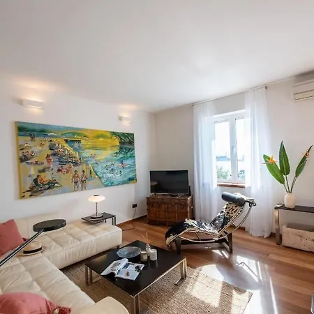 Airy Seafront 1920s Σπλιτ