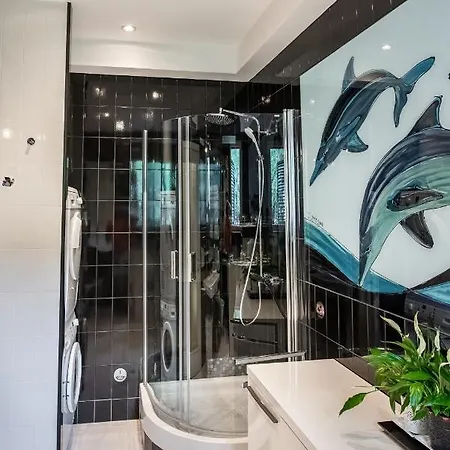 Airy Seafront 1920s Σπλιτ