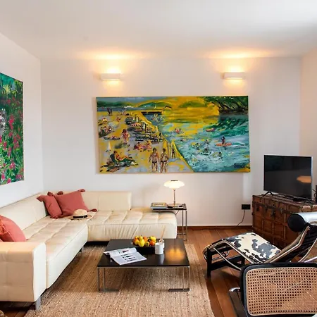Airy Seafront 1920s Appartement