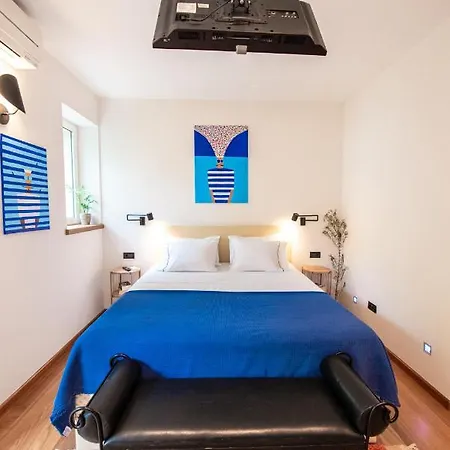 Airy Seafront 1920s Appartement